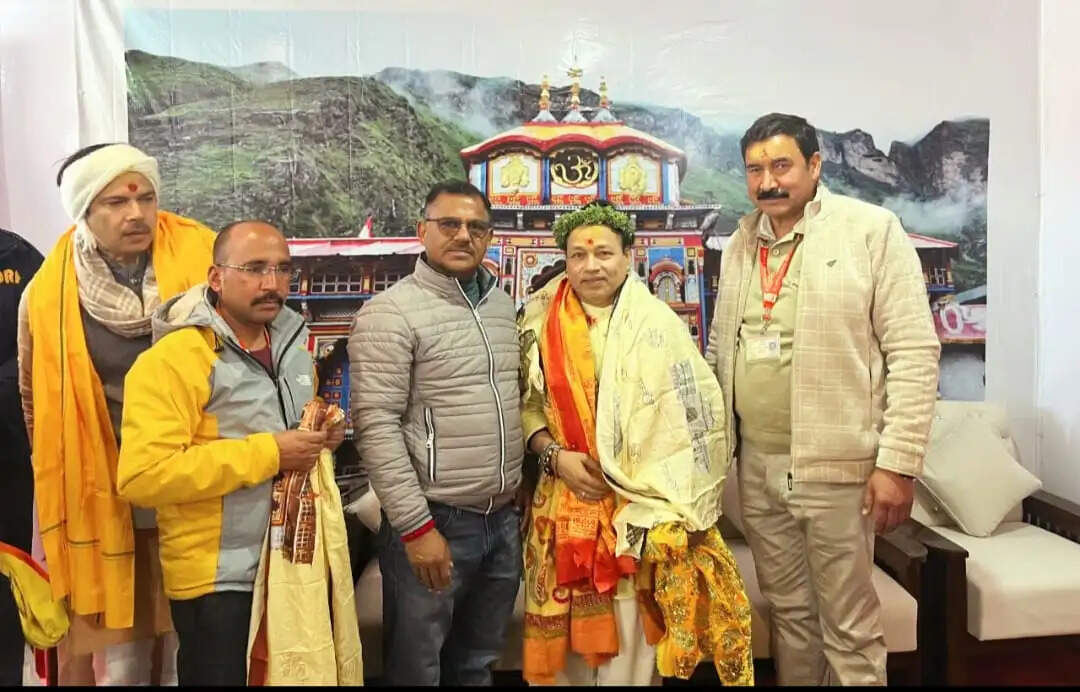 बदरीनाथ धाम पहुंचे गायक कैलाश खेर, भगवान बदरी-विशाल के किए दर्शन