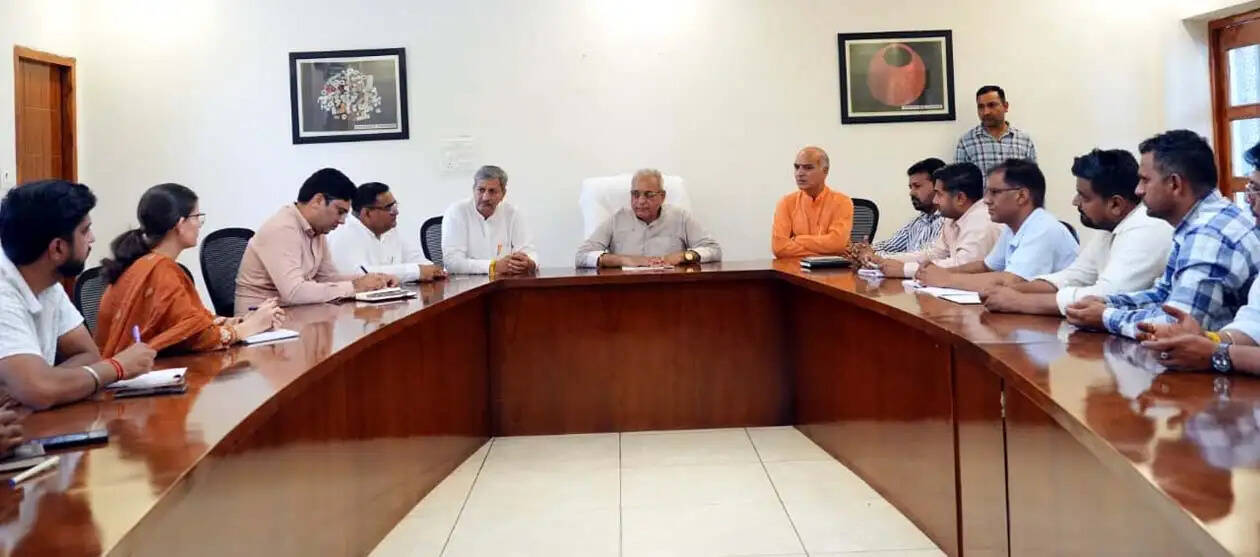 हिसार : समयबद्ध ढंग से विकास कार्य व जन कार्यों को निपटाएं अधिकारी : रणबीर गंगवा