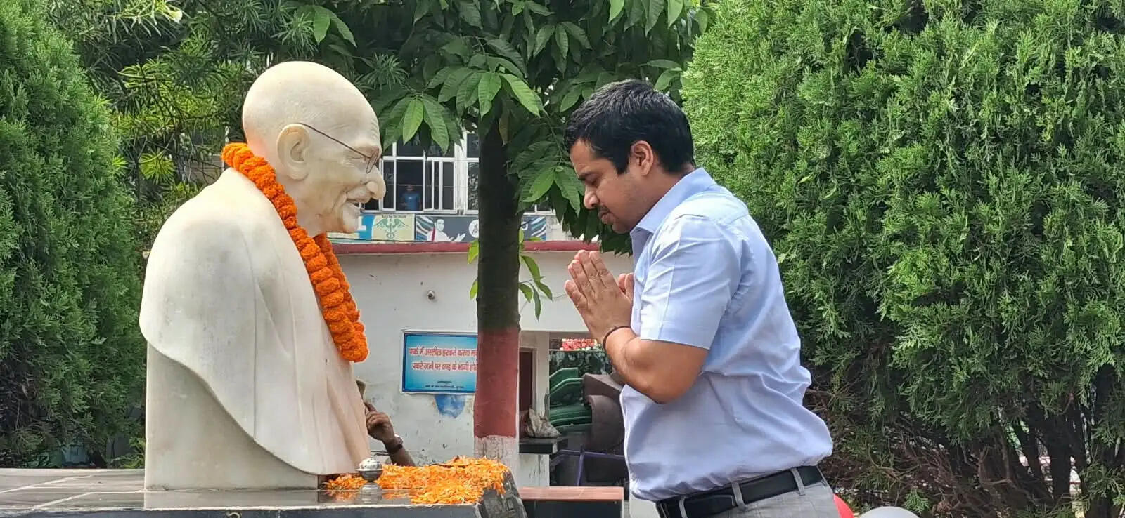 गांधी जयंती पर डीएम व एसपी ने किया पौधरोपण,&nbsp; स्वच्छता और पर्यावरण संरक्षण का दिया संदेश