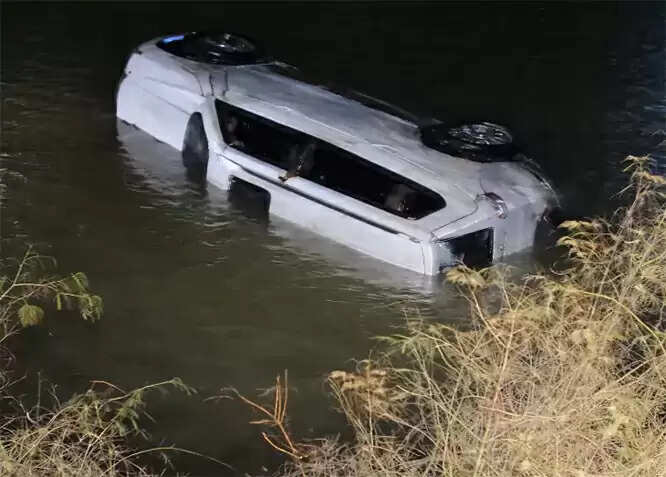 जगदलपुर : अनियंत्रित स्कॉर्पियो के तालाब में डूबने से तीन युवकों की मौत, चार घायल