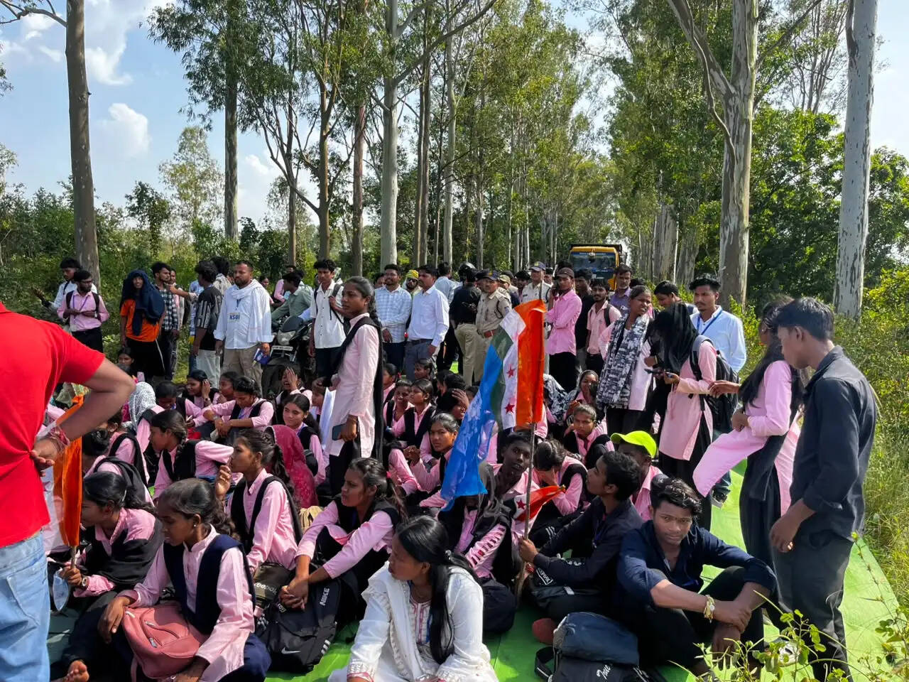अनूपपुर: महाविद्यालय तक बस और सड़क की मांग, छात्रों ने रीवा - अमरकंटक मार्ग में किया चक्का जाम, अश्वासन पर किया समाप्त
