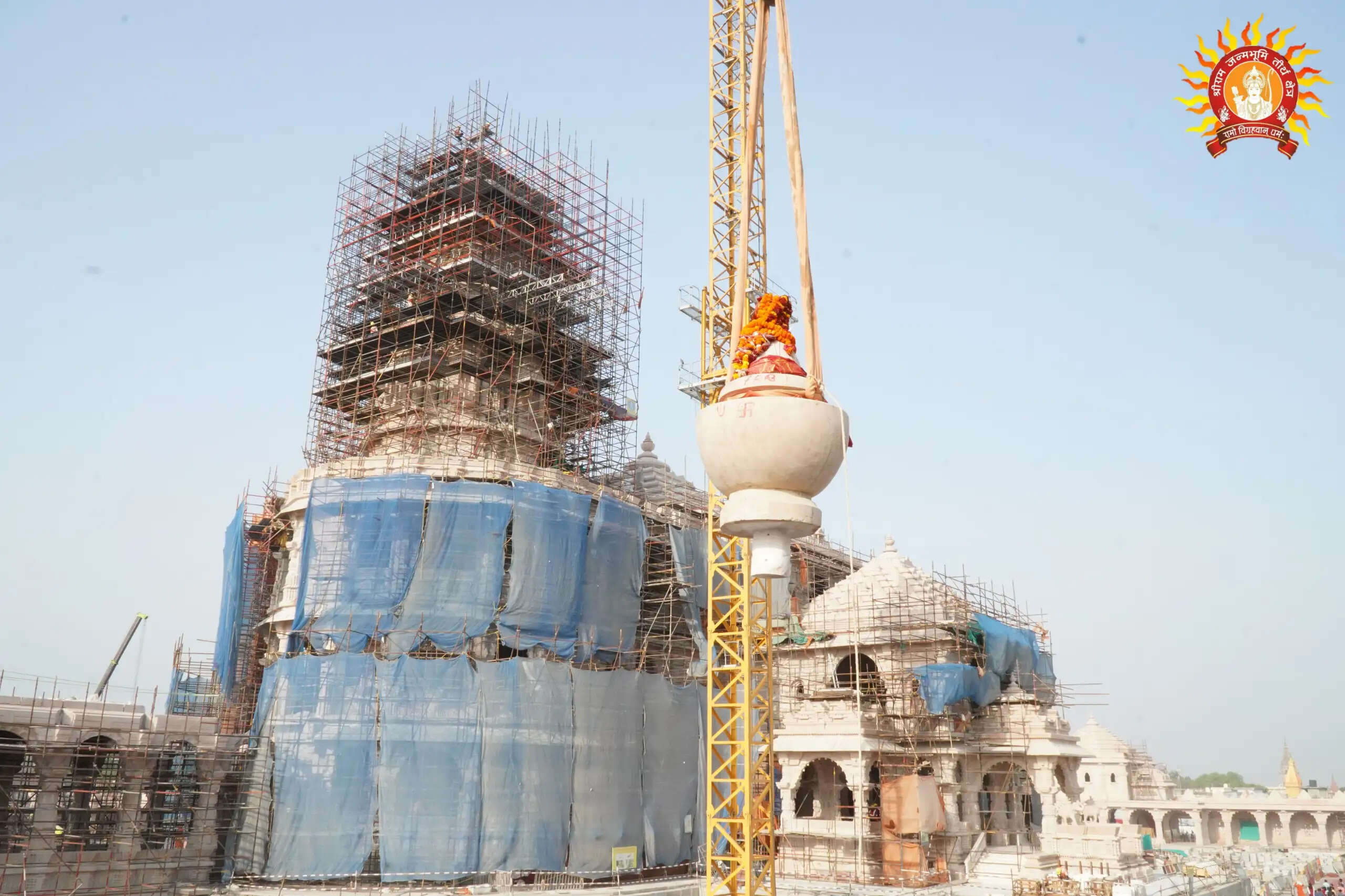राम जन्मभूमि के सूर्य मन्दिर पर शिखर कलश हुआ प्रतिष्ठित