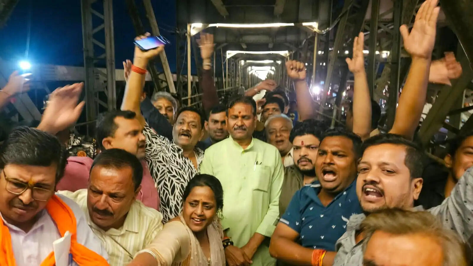 नैनी पुराने पुल पर बढ़ी रोशनी, रात में और निखरेगा पुल का सौंदर्य : गणेश केसरवानी