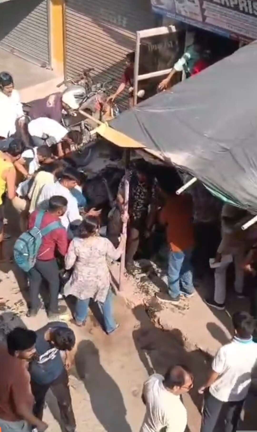 बीएड परीक्षा देने पहुंचे अभ्यर्थियों के साथ हादसा, नाले की जर्जर पटान टूटने से कई लोग गिरे