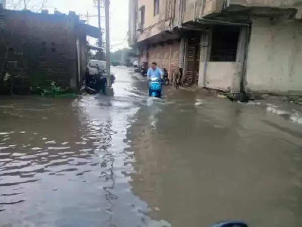 भोपाल में तेज बारिश से सड़कें बनी तालाब, घर-दुकानों में भरा पानी, कई जगह लगा ट्रैफिक जाम