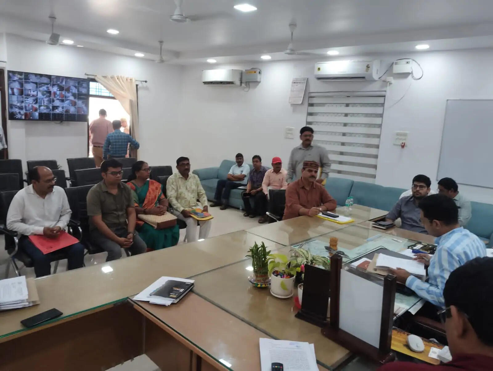 कर्मचारियों की समस्याओं को लेकर प्रतिनिधिमंडल ने डीएम से की वार्ता, त्वरित समाधान के दिए निर्देश