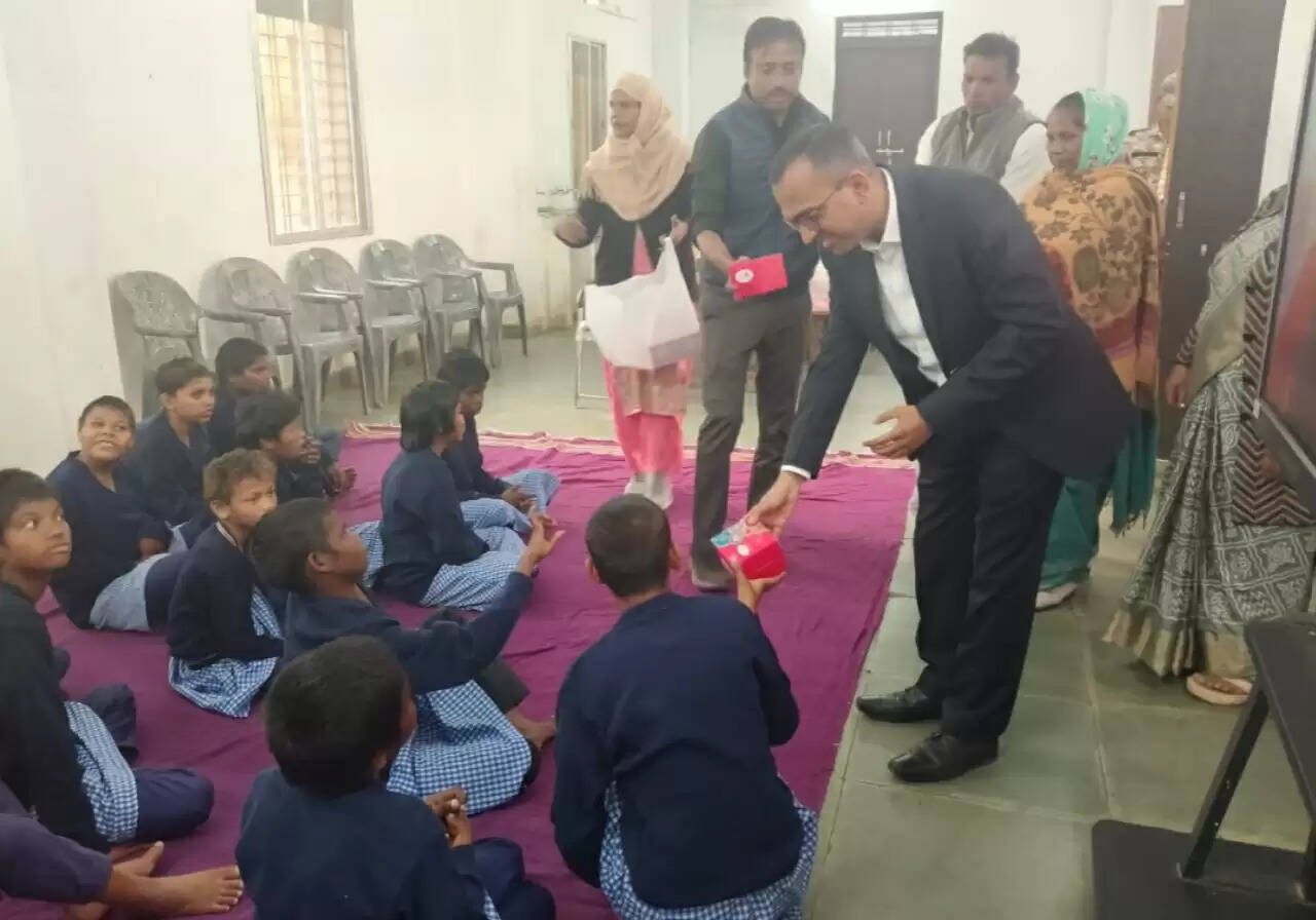 अंबिकापुर: कलेक्टर ने शासकीय बौद्धिक मंदता विद्यालय में बच्चों के साथ मनाया नववर्ष