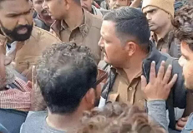 मुरैनाः भाजपा नेता ने कार से पांच लोगों को मारी टक्कर, दो की मौत, आक्रोशित लोगों ने किया जाम