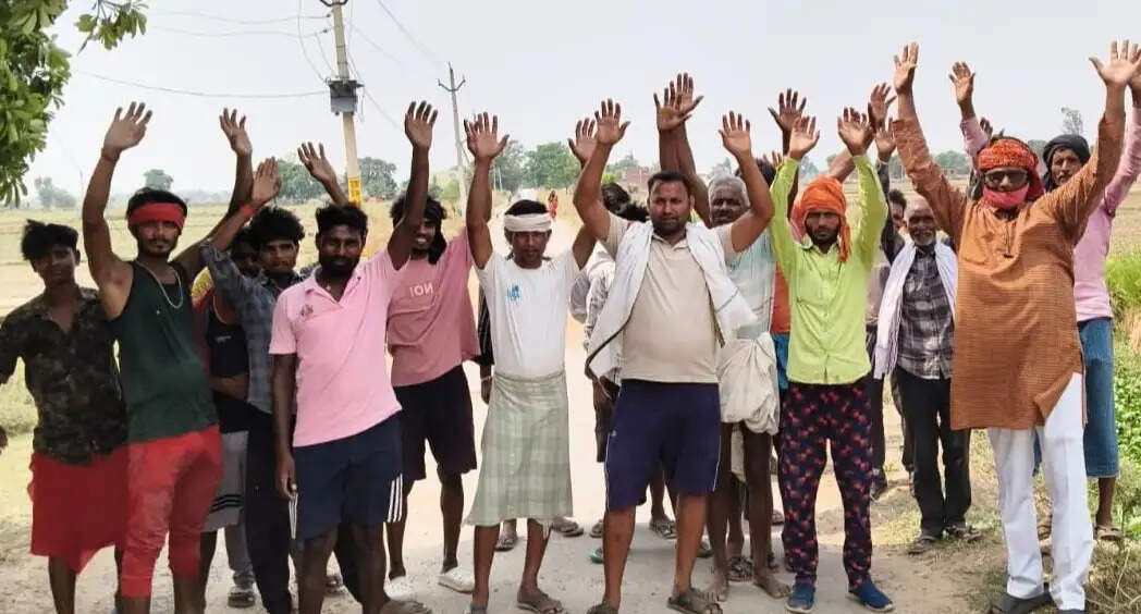 बाढ़ सुरक्षा और नहरों की सफाई की मांग को लेकर किसानों का किया प्रदर्शन