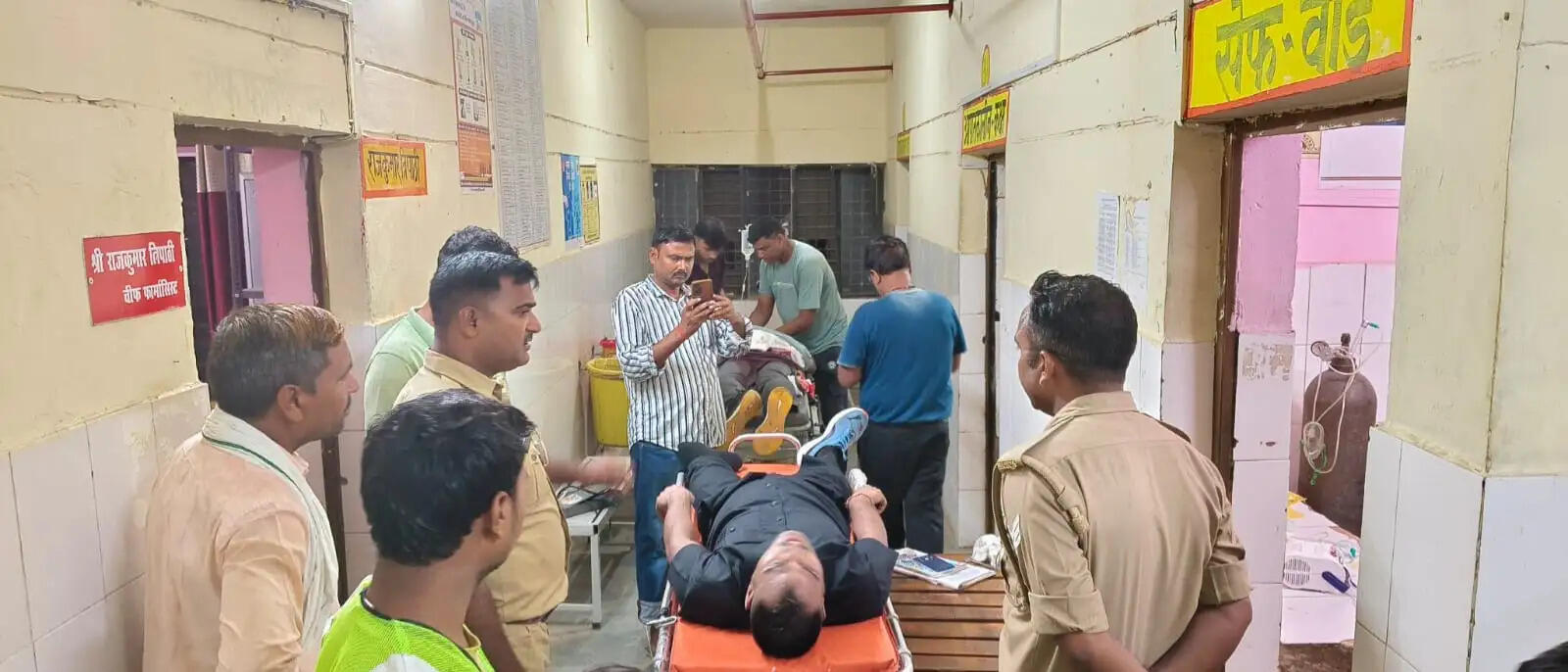 पूर्वांचल एक्सप्रेस-वे पर तेज रफ्तार मर्सिडीज डिवाइडर से टकराई, दो गंभीर घायल