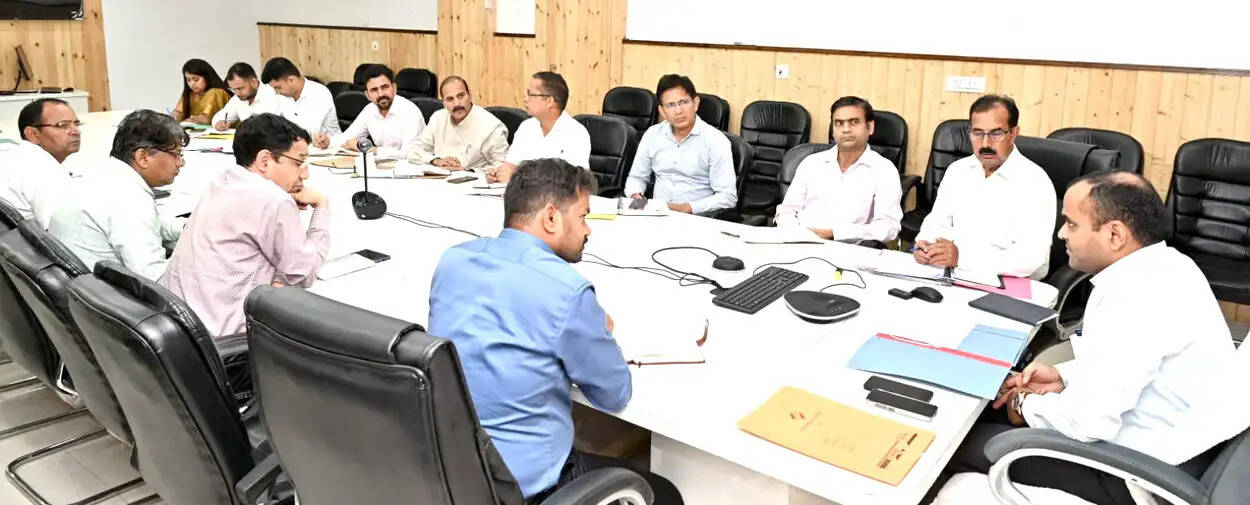 डिजिटल क्रॉप सर्वे की धीमी प्रगति पर डीएम सख्त, एक सप्ताह में लक्ष्य पूरा करने के निर्देश