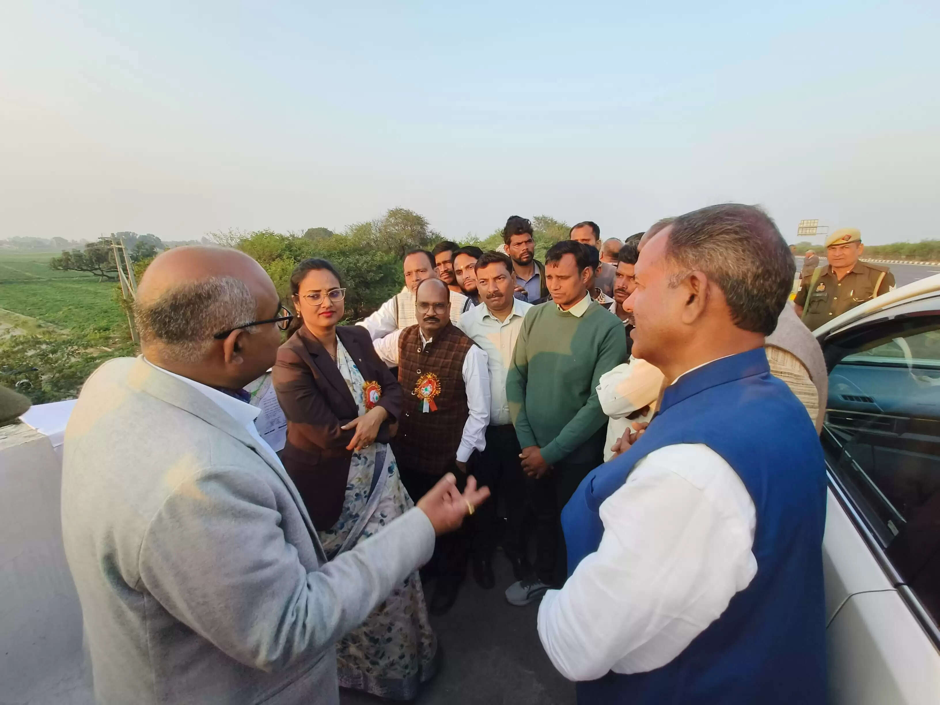 सर्किल रेट से चार गुना अधिक रकम देकर किसानों से ली जाएगी जमीन:&nbsp;जिलाधिकारी