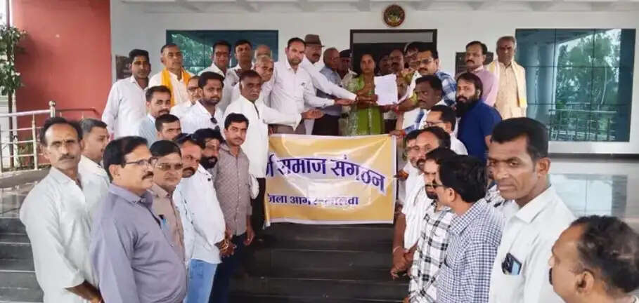 आगरमालवाः डीईओ से अभद्रता मामले में स्वर्ण समाज ने सौंपा ज्ञापन