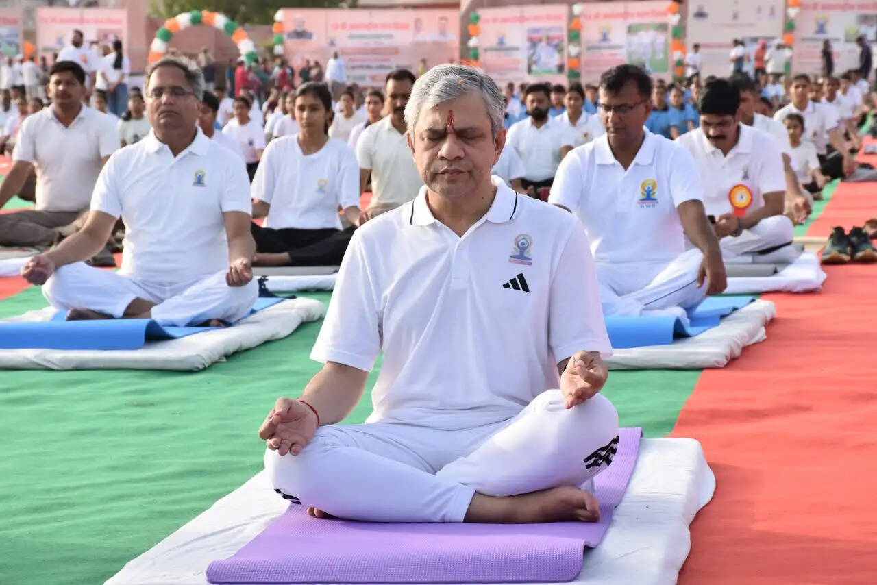 योग भारत की अमूल्य धरोहर, इसे दैनिक जीवन का हिस्सा बनाएं : अश्विनी वैष्णव