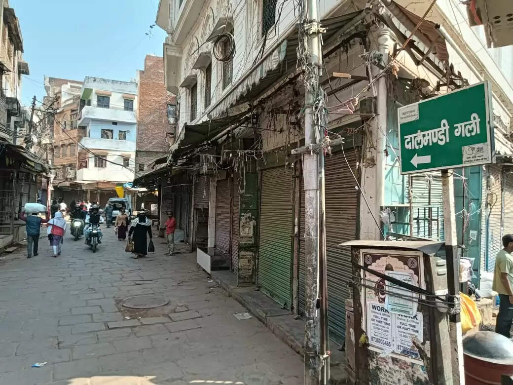 विवादित ढांचे के विध्वंस की बरसी पर दालमंडी में मुस्लिम समाज ने अपनी दुकानें बंद की