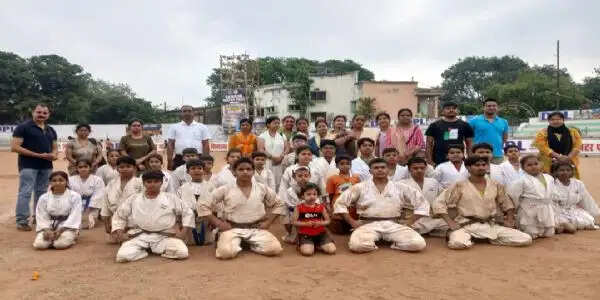 देवघर के केकेएन स्टेडियम में अशिहारा कराटे फेडरेशन की बेल्ट ग्रेडिंग प्रतियोगिता संपन्न, 43 विद्यार्थियों ने दिखाया कौशल