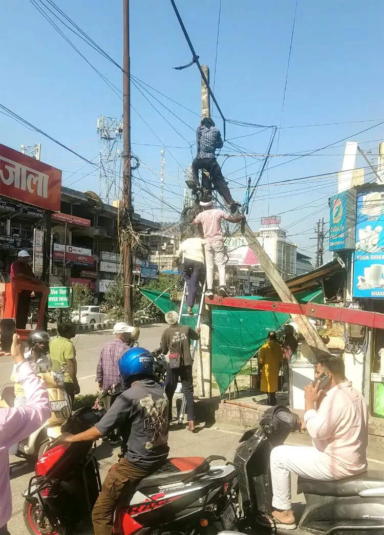 हरिद्वार में यातायात की राह में रोड़ा बने अनुपयोगी बिजली के पोल हटाए