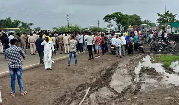 देवास में सड़क हादसे में युवक की मौत, गुस्साएं परिजनों ने चक्काजाम कर वाहनों के कांच फोड़े