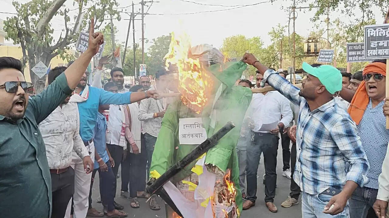 खंडवाः पहलगाम की घटना को लेकर हिंदू समाज का उग्र प्रदर्शन