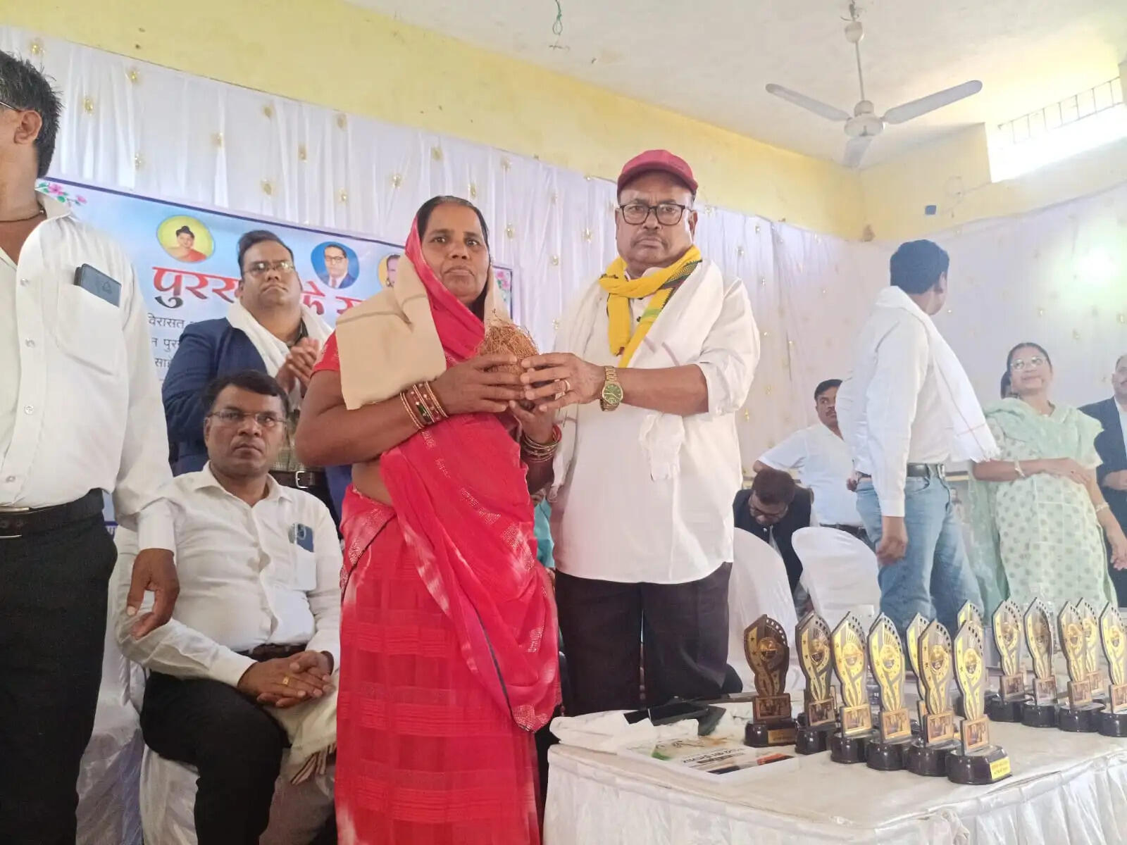 परंपरा तोड़कर विवाह में मौर सोपने वाली पार्वती साहू सम्मानित