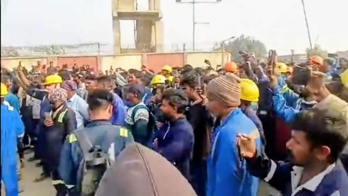 पानीयत: रिफाइनरी में दूसरे दिन भी पुलिस और श्रमिको के बीच लाठीचार्च व पथराव