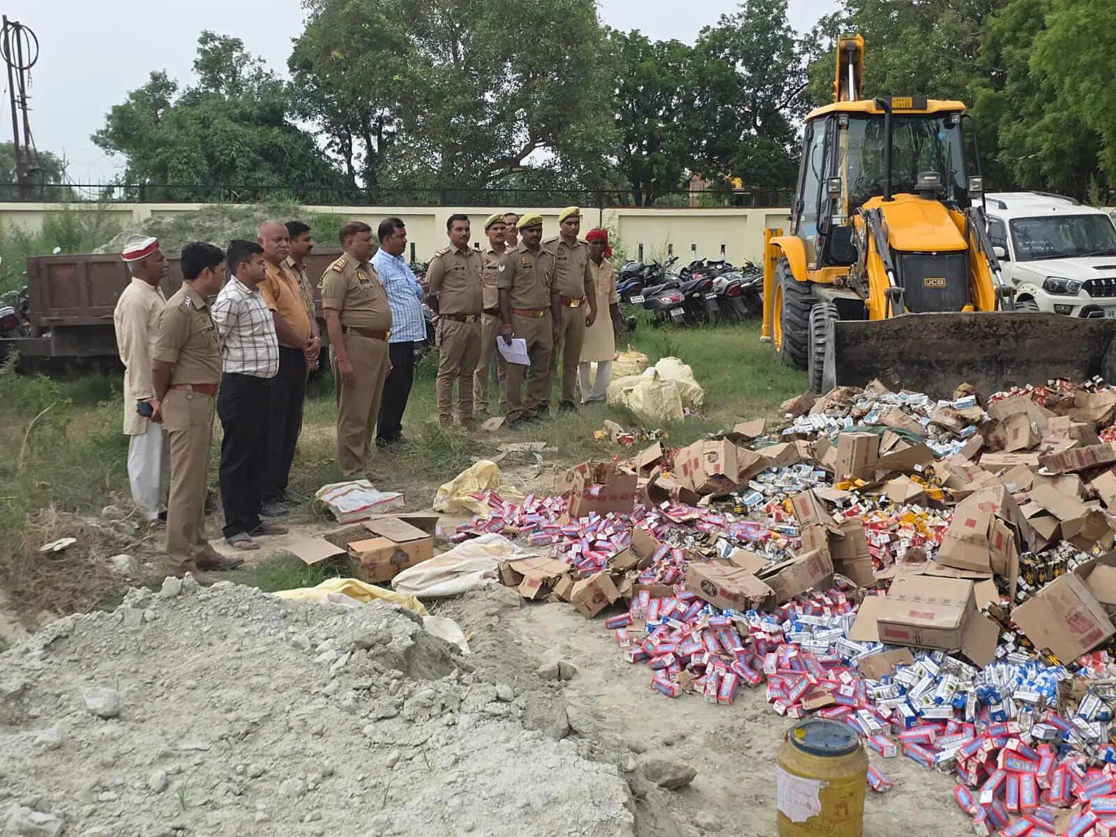 देवरिया : श्रीरामपुर थाने में 49 आबकारी मामलों की करीब 4,783 लीटर शराब नष्ट