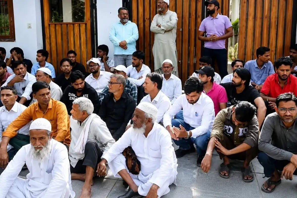 नगर निगम चुनाव: कांग्रेस कार्यकर्ताओं ने जिलाध्यक्ष के आवास का घेराव कर किया विरोध-प्रदर्शन
