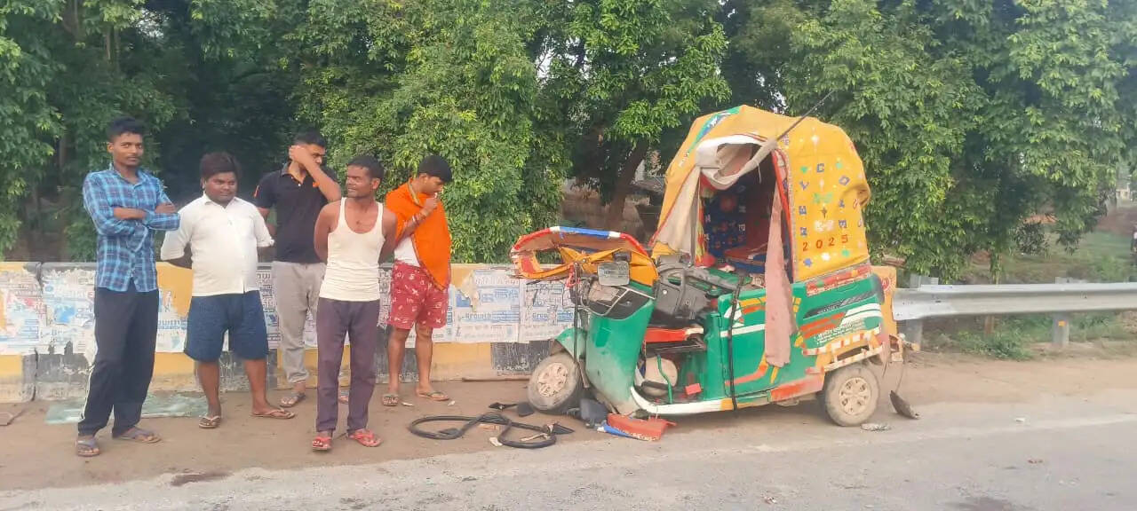 दाउदपुर में ट्रक-ऑटो की टक्कर में दो की मौत, एक घायल