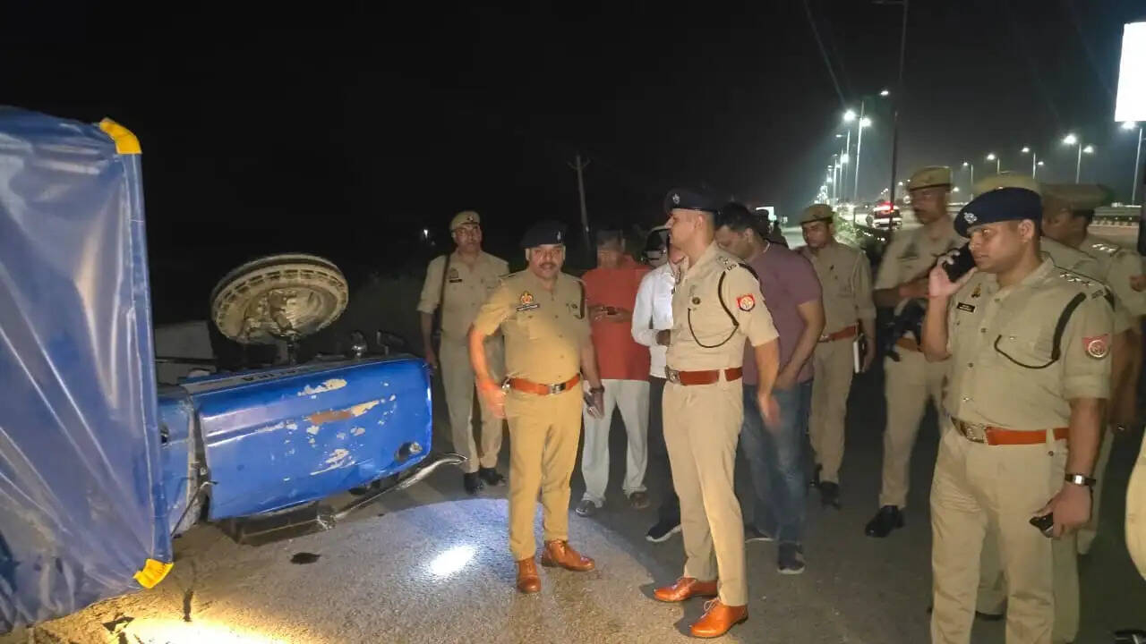 नेशनल हाईवे-19 पर भीषण हादसा: ट्रक की टक्कर से पलटी ट्रैक्टर-ट्रॉली, दो की मौत, 13 घायल