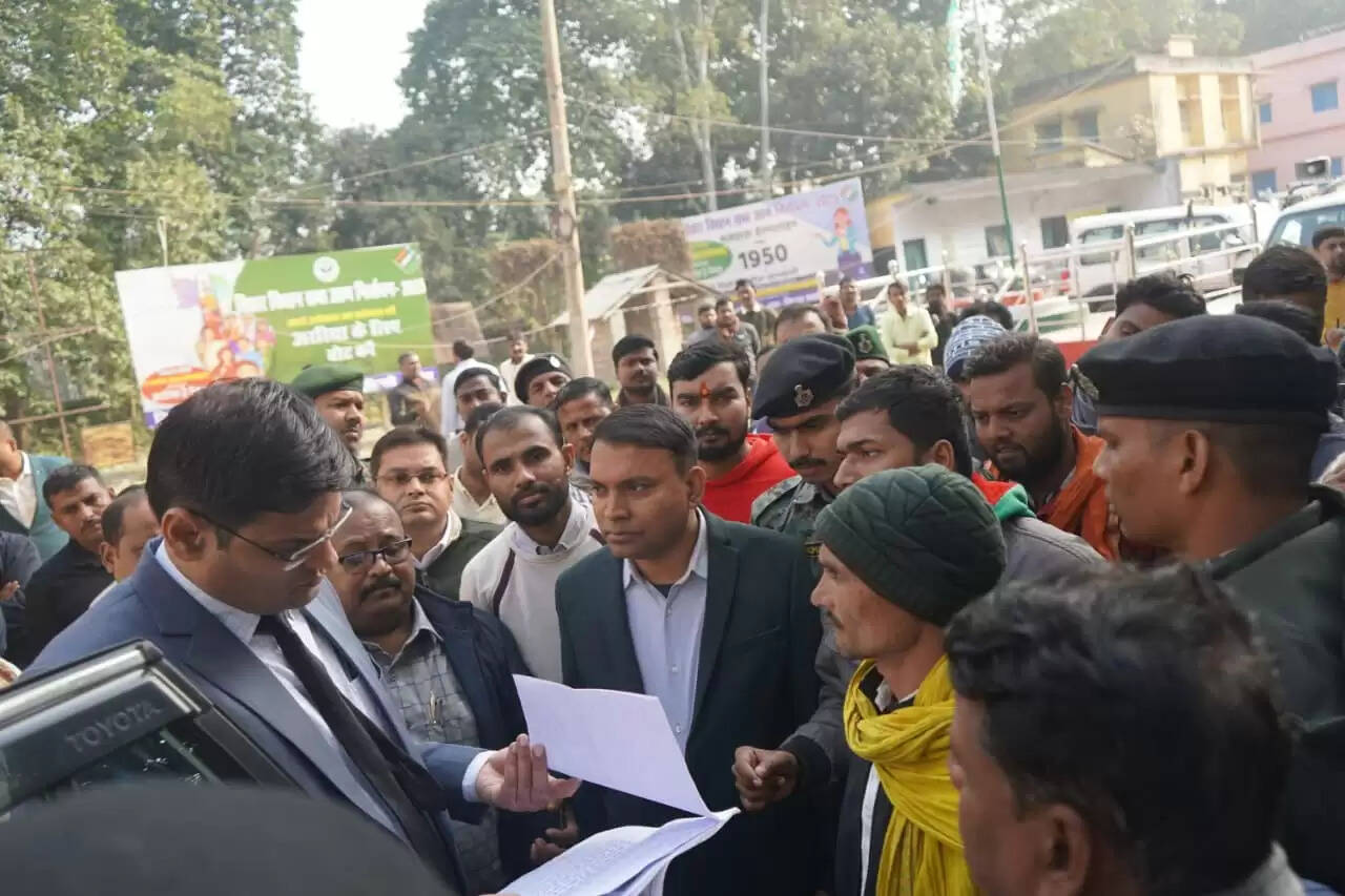 L डीएम ने अधिकारियों को आपसी समन्वय के साथ योजनाओं पर कार्य करने की दी नसीहत