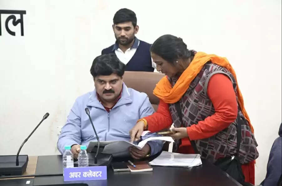 भोपाल : जनसुनवाई में एडीएम ने सुनी आवेदकों की समस्याएं, जल्‍द निराकरण के दिए निर्देश