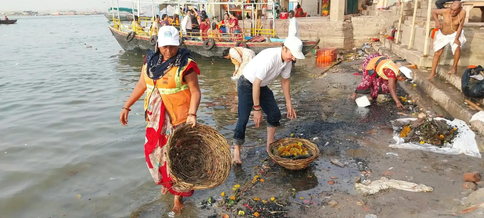 वाराणसी : मणिकर्णिका तीर्थ पर चलाया गया स्वच्छता अभियान
