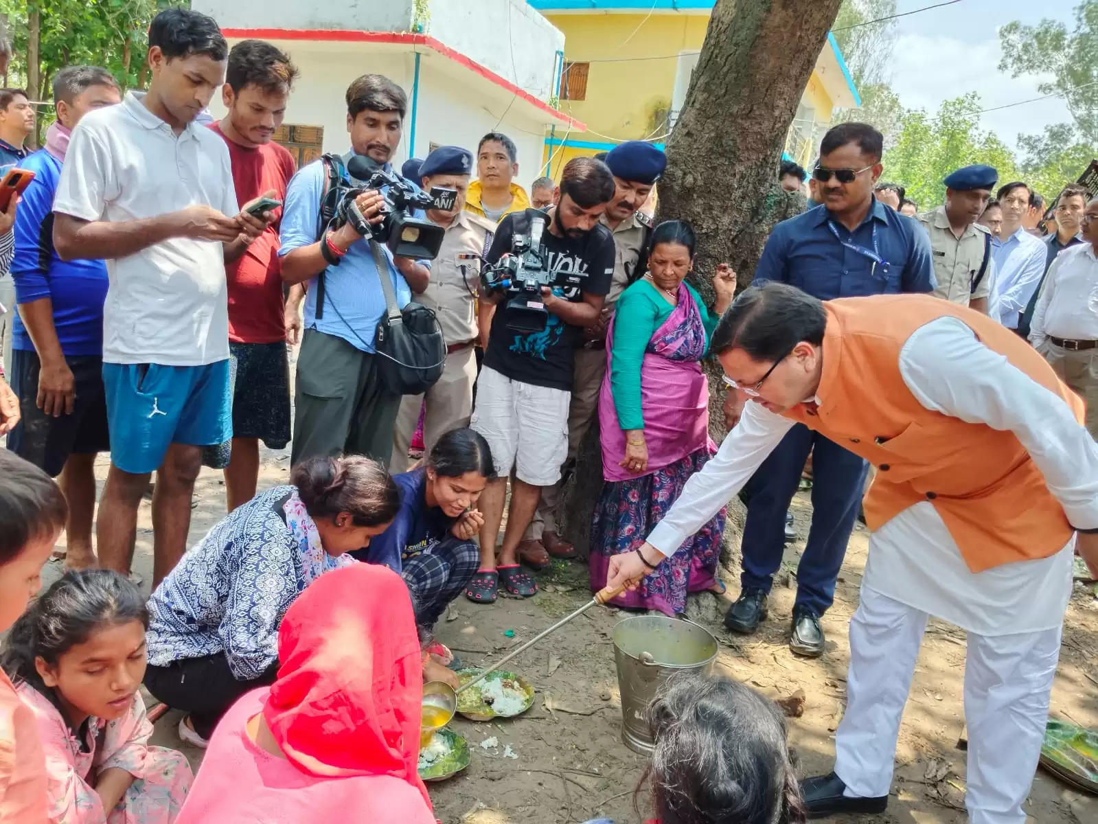 मुख्यमंत्री धामी ने बाढ़ प्रभावित क्षेत्रों का किया दौरा, प्रभावितों को हर संभव मदद का दिया भरोसा