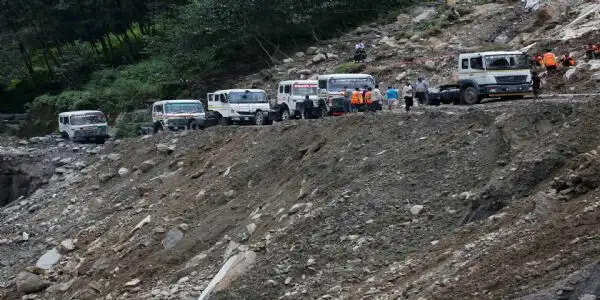 बारिश और बाढ़ से नेपाल-चीन जमीनी व्यापार पूरी तरह ठप, त्योहारों से पहले सप्लाई चेन प्रभावित
