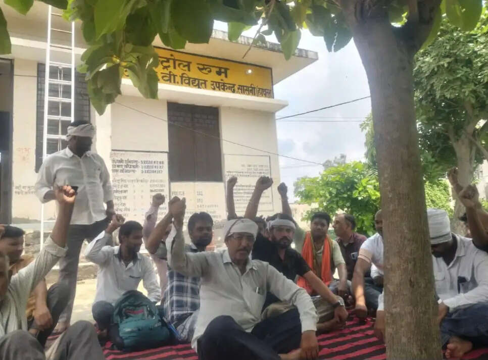 बिजली संविदा कर्मियों ने सासनी में धरना देकर विभिन्न मांगों के समाधान की उठाई मांग