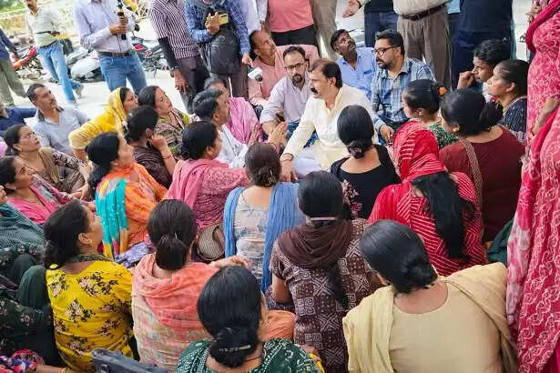 तलाब तिल्लो पेंसिल फैक्ट्री कर्मचारियों के समर्थन में उतरे विधायक अरविंद गुप्ता, 350 मजदूरों को न्याय दिलाने का भरोसा, वेतन, ग्रेच्युटी और पेंशन भुगतान की उठाई मांग