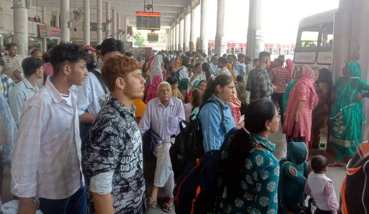 हिसार : फ्री यात्रा सुविधा शुरू होते ही बस अड्डे पर उमड़ी भीड़