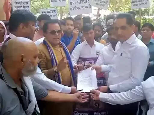 फरीदाबाद : तोडफ़ोड़ के विरोध में भीम आर्मी ने डीसी को सौंपा ज्ञापन