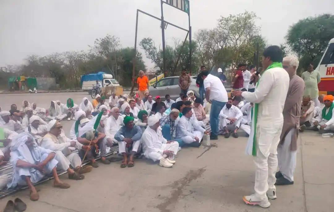 पानीपत: सरकार की नीतियों के खिलाफ किसानों ने टोल प्लाजा पर दिया धरना