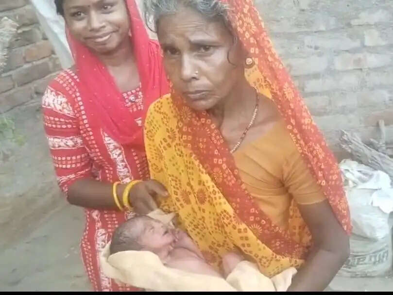 सड़क किनारे मिला नवजात शिशु, ग्रामीणों की जुटी भीड़