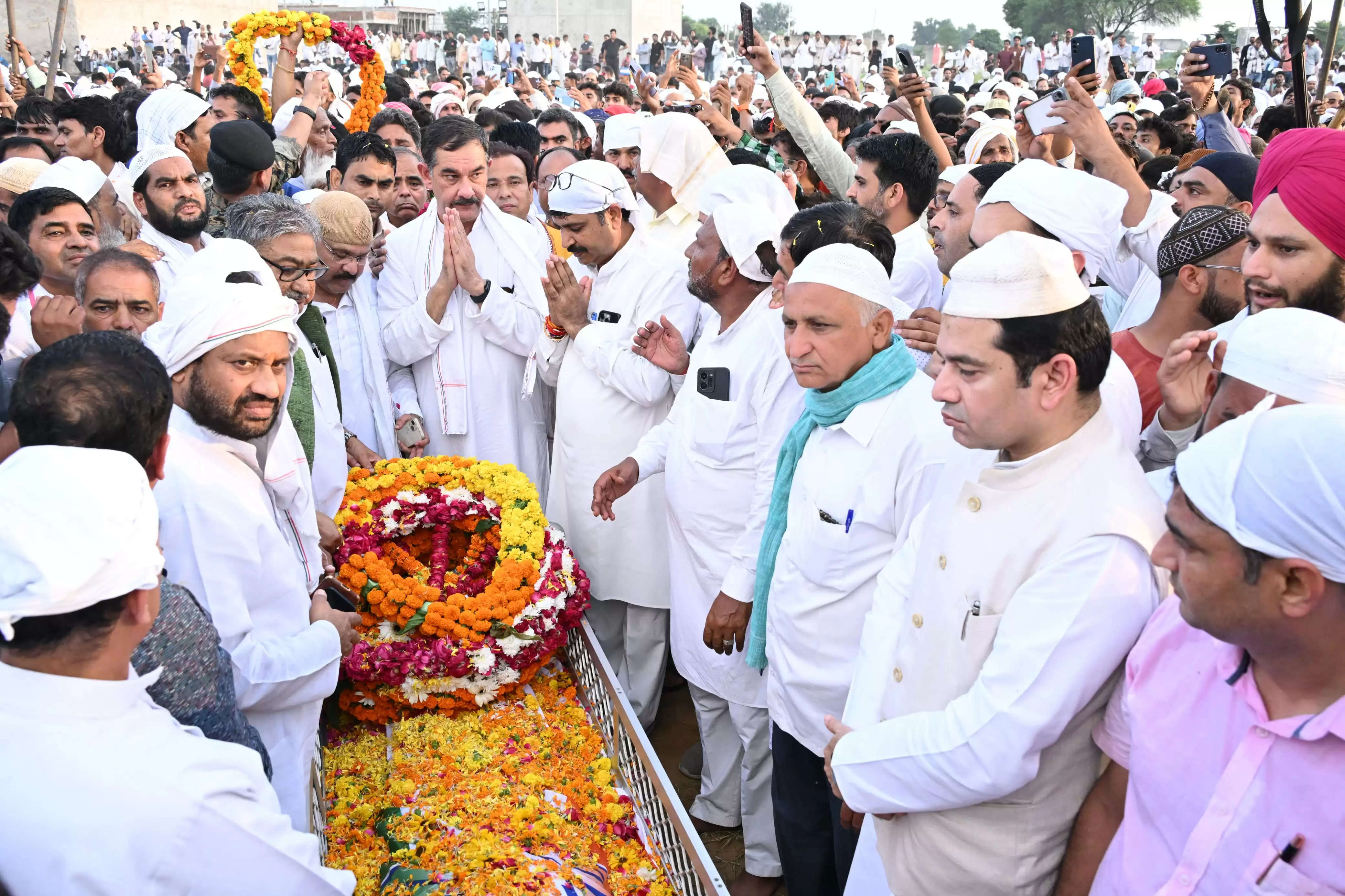 विधायक जुबेर खान क़ो कर्मभूमि रामगढ में किया सुपुर्द ए खाक, हजारों की संख्या में लोग जनाजे में हुए शामिल