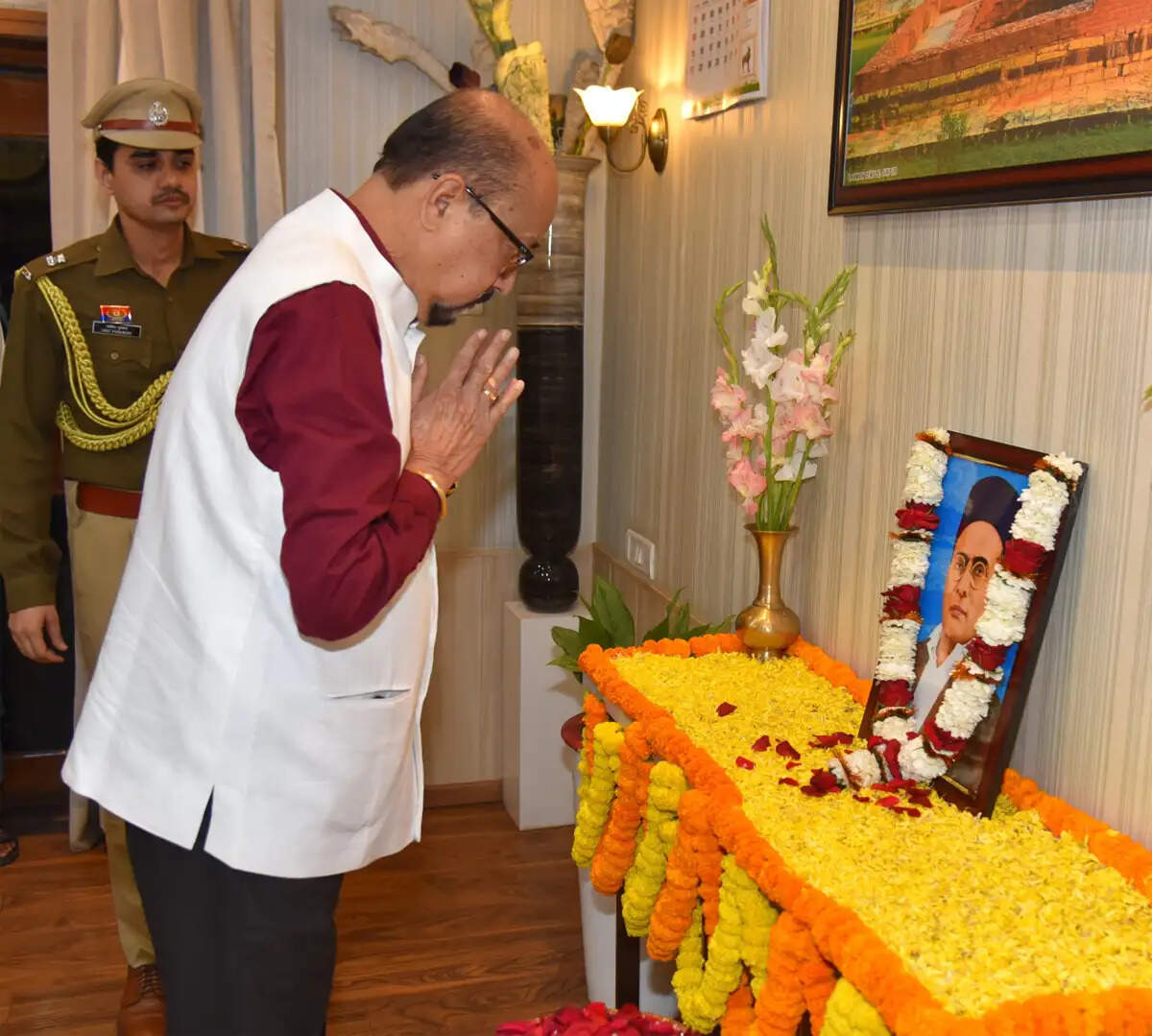 रायपुर : राज्यपाल डेका ने वीर विनायक दामोदर सावरकर को श्रद्धांजलि दी