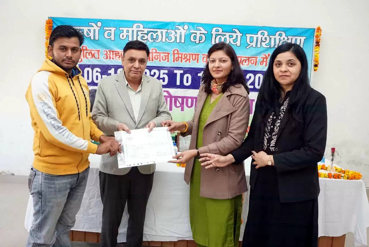 हिसार : पशुपालन को व्यवसाय के रूप में अपनाकर आगे बढ़ें : डॉ. सज्जन सिहाग