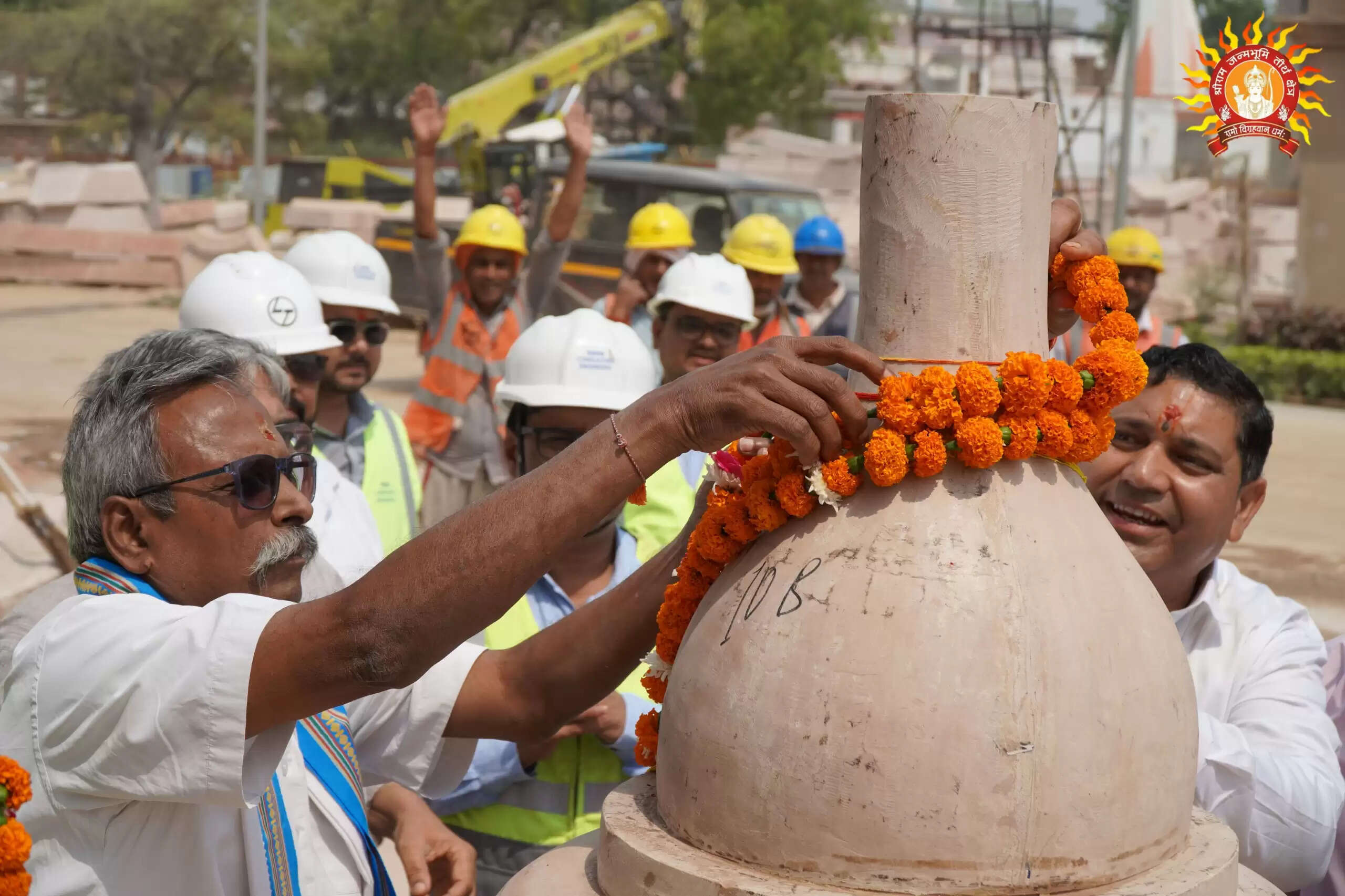 अन्नपूर्णा माता मन्दिर का शिखर कलश अनुष्ठान पूर्वक स्थापित किया गया