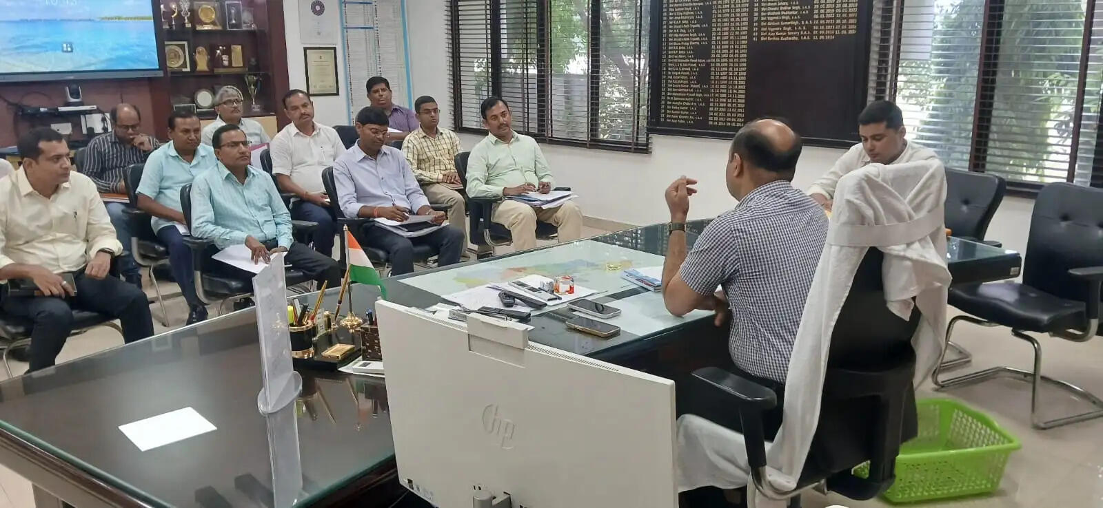 योजनाओं का क्रियान्वयन निर्धारित समय सीमा में करेंः जिलाधिकारी