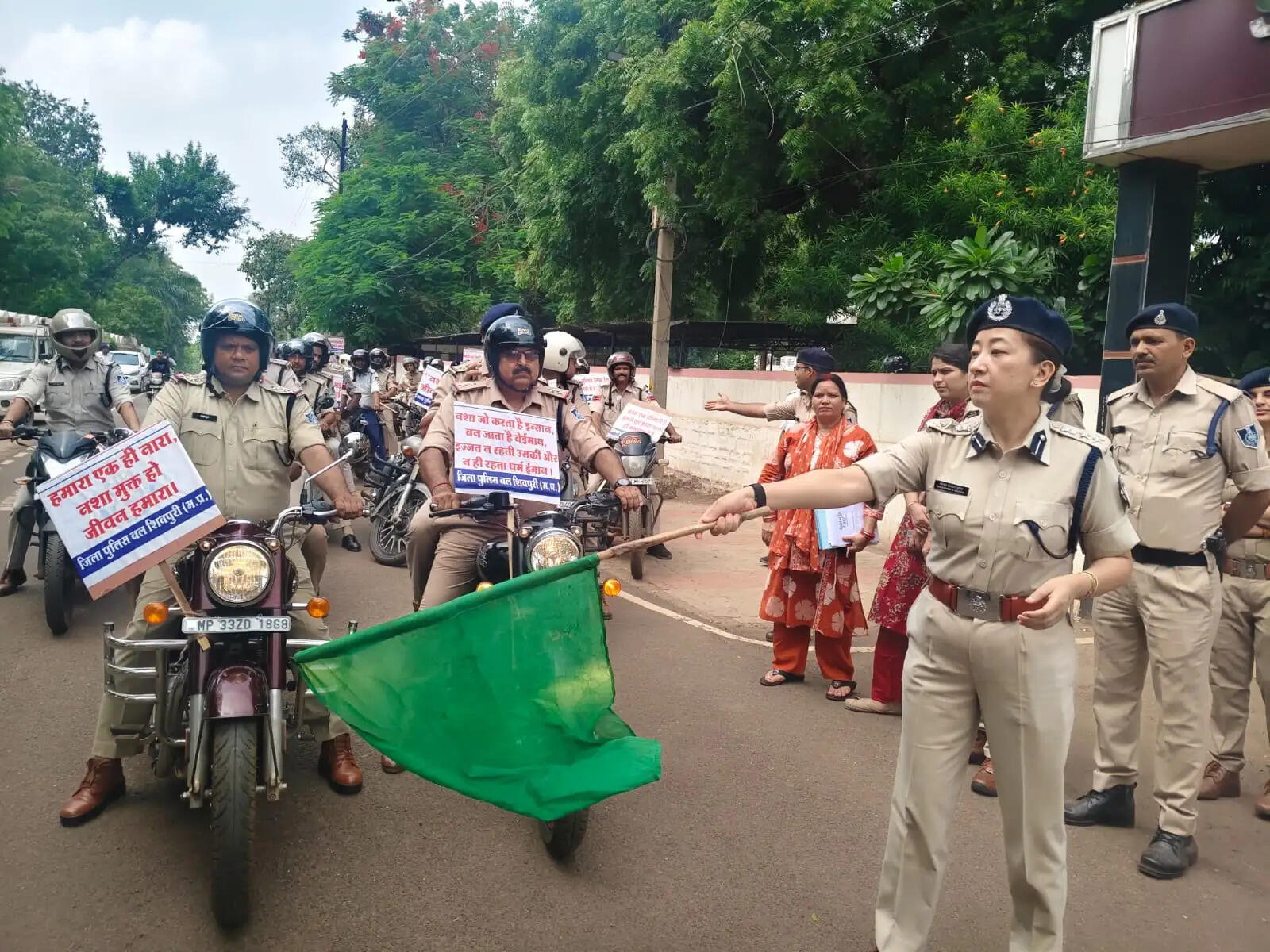 शिवपुरी में 'नशे से दूरी है जरूरी 2.0' अभियान का आगाज, एसपी ने शपथ दिलाकर बाइक रैली को दिखाई हरी झंडी