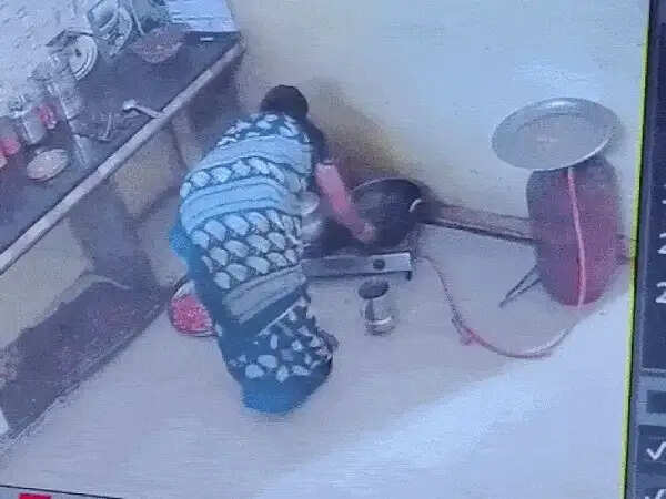शाजापुर:&nbsp;सरकारी हॉस्टल के किचन में फटा प्रेशर कुकर, महिला रसोइया घायल,&nbsp;सीसीटीवी में कैद हुआ हादसा