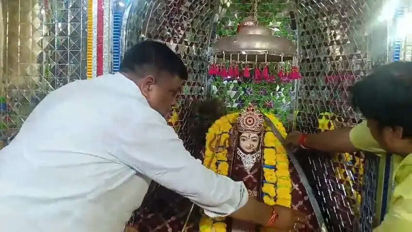 नवरात्र के पहले दिन करणी माता के दरबार पहुंचे वन मंत्री संजय शर्मा, देश-प्रदेश की खुशहाली की कामना
