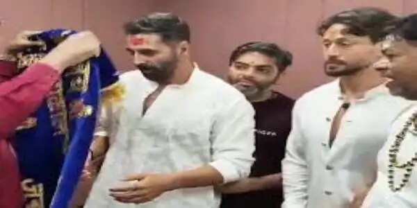 उज्जैन:&nbsp;महाकाल के दरबार में सितारों की आस्था, अक्षय-टाइगर ने नंदी के कान में मांगी मनोकामना, डिंपल कपाड़िया भी रहीं साथ