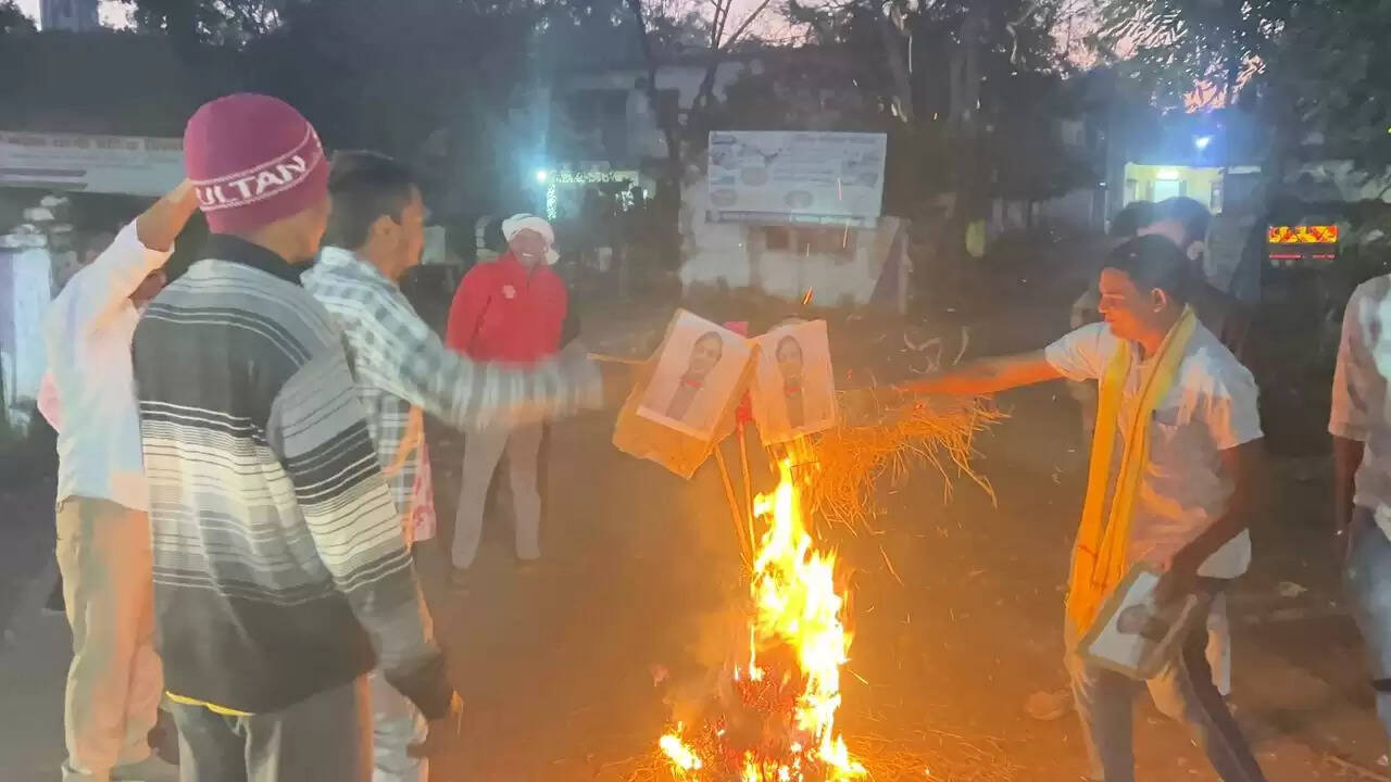 अनूपपुर: जनजातीय विश्वविद्यालय का मामला गरमाया, आदिवासी छात्र संगठन ने प्रोफेसर का फूंका पुतला